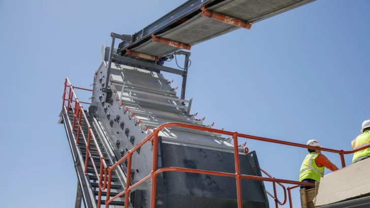 Superior IHFS feed conveyor and screening deck