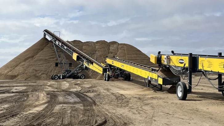 Feeding material into aggregate stockpiles