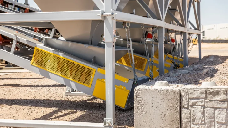 Modular feed hopper integrated with multiple conveyors in an aggregate plant