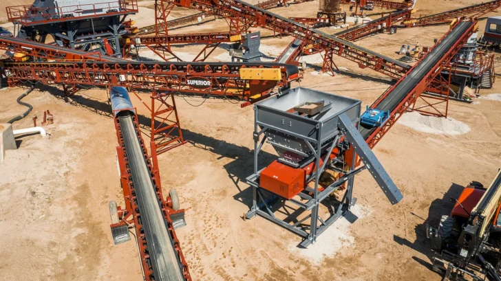 Skid-mounted modular feed hopper connected to an aggregate conveyor