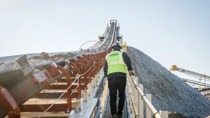 Overland carrying aggregate material