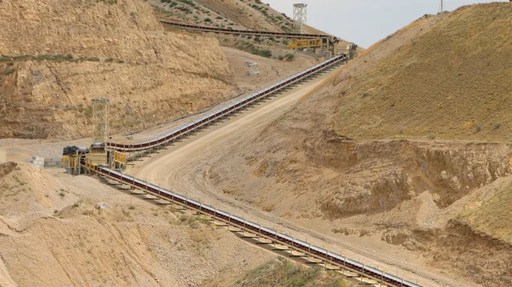 Conveyor with maintenance walkway