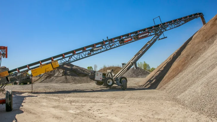 onveyor stockpiling aggregate material