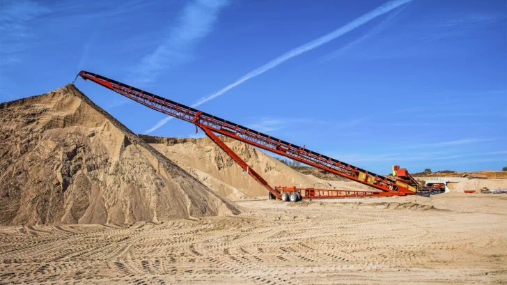 Conveyor building a high-capacity stockpile
