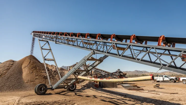 Conveyor transferring aggregate material
