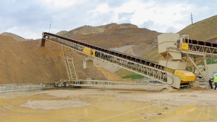 Radial Stacking Conveyor operating in quarry application