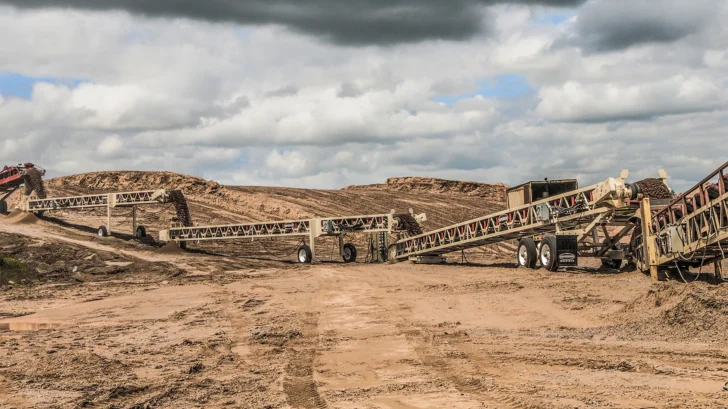 Conveyors transferring aggregate material