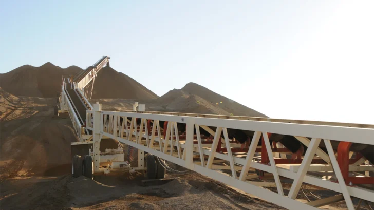 Slide-Pac feeding aggregate stockpile