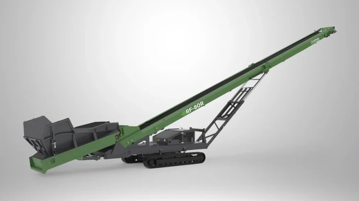 Tracked feeder stacker with long conveyor for radial stockpiling applications