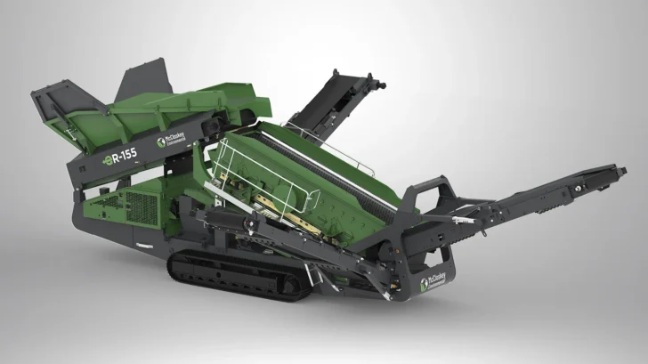 Angled view of the ER-155 mobile screener showing the Hardox-lined hopper, screenbox, crawler tracks, and folding conveyors.