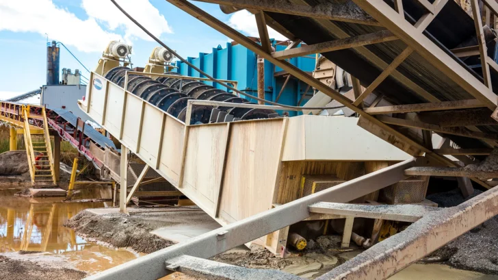Twin shaft Coarse Material Washer processing aggregate in a wet wash circuit