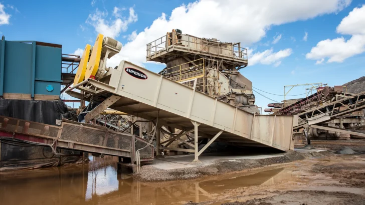 Coarse Washer installed below conveyors in an aggregate plant