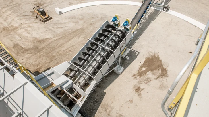 Washer screw section in an aggregate washing setup
