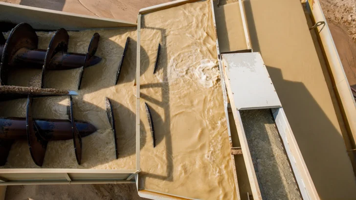 Overflow area separating water and fine aggregate