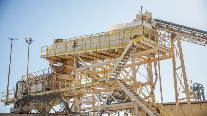 Washer scrubbing aggregate before stockpiling