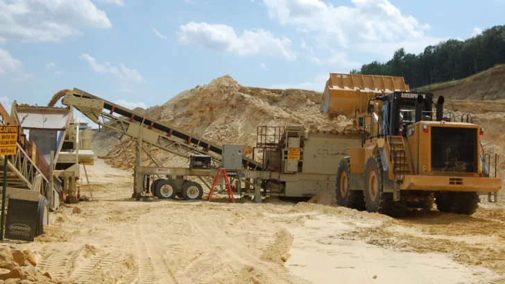 Superior transferring aggregate material in a quarry