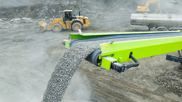 4065T Tracked Conveyor discharging aggregate material