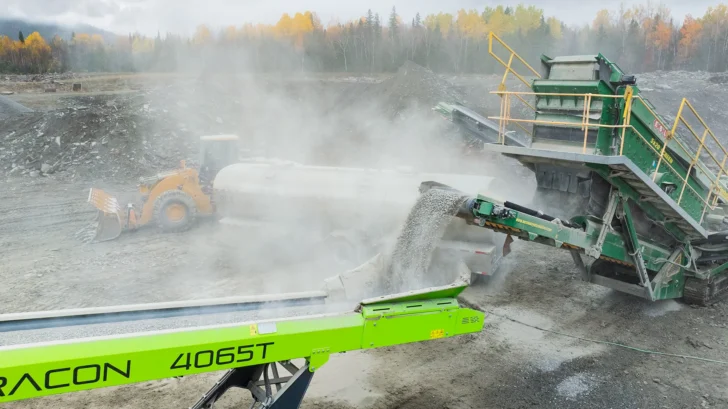 Tracked Conveyor receiving aggregate from screening equipment